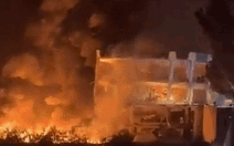 Mỹ tấn công 'đảo dầu chiến lược' của Iran; Iran phóng loạt tên lửa mới