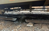 Tàu hàng trật bánh trên đèo Hải Vân, đường sắt Bắc - Nam tê liệt