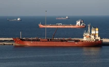 Giá dầu vượt 103 USD/thùng, thế giới lo cú sốc năng lượng mới