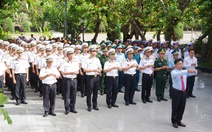 Quân dân Trường Sa dâng hương các Anh hùng liệt sĩ  trước ngày bầu cử