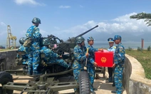 Đưa thùng phiếu bầu cử ra trận địa phòng không