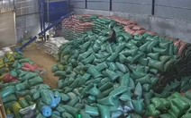 Thanh niên bất lực nhìn chồng hàng xếp ngay ngắn bị đổ xuống đất