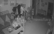 Đang xem phim kinh dị, 3 cô gái hú hồn khi thấy 'ma'