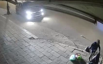 Triệu tập lái xe tông gãy chân người bán hàng rong rồi tăng ga bỏ chạy