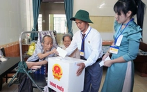 Cử tri đặc biệt ở Trung tâm Điều dưỡng Long Đất thực hiện quyền bầu cử