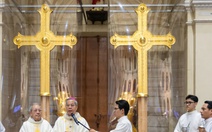 Đặt hai thánh giá mạ vàng lên đỉnh tháp kẽm nhà thờ Đức Bà