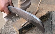 Thợ rèn quê một cục khi quảng cáo dao chặt thép