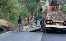 Tác động để khối đá lớn rơi xuống đường đèo Bảo Lộc  tránh xảy ra tai nạn