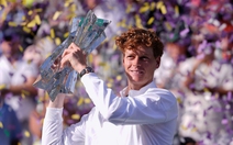 Jannik Sinner sánh ngang kỷ lục của Federer và Djokovic