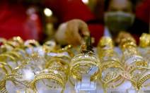 Giá vàng trong nước neo cao, 'lạc nhịp' với thế giới