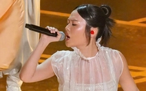 Ca sĩ hát 'Golden' trên sân khấu Oscar diện thiết kế của Đỗ Long