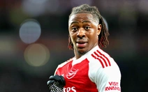 Hai cú sút xa đưa Arsenal vào tứ kết Champions League