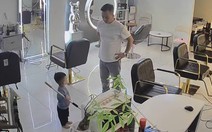 Bố bất lực khi con trai nghịch ngợm đập vỡ màn hình máy tính