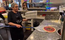 Cụ bà IQ vô cực khi dùng xẻng xúc bánh pizza