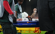 Tiền đạo Galatasaray nhập viện khẩn cấp trong trận gặp Liverpool