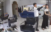 Cô gái quê một cục khi cụng đầu vào cửa kính cường lực