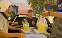 Vụ nhóm người ăn hủ tiếu sau xe bán tải: Clip quay hơn 3 năm trước, giờ tài xế vẫn bị phạt