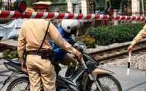 Phạt 193 tài xế vi phạm tại đường ngang đường sắt, có người mắc kẹt vì cố lách rào chắn