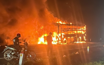 Nổ lốp, xe khách giường nằm cháy dữ dội giữa đường tránh Đông Đắk Lắk