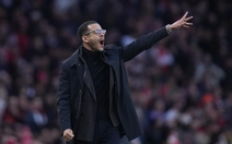 HLV Rosenior nói gì khi Chelsea phải nhận chiếc thẻ đỏ thứ 10?