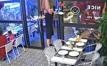 Du khách người Nga lắc chuông lia lịa để khen món ăn Việt quá ngon