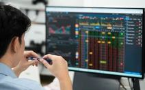 Chứng khoán 3-3: Có nên bắt đáy sau phiên thị trường giảm hơn 34 điểm?