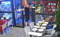 Du khách người Nga lắc chuông lia lịa để khen món ăn Việt quá ngon