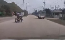 Tài xế ô tô bẻ lái xuất thần tránh được tai nạn chết chóc