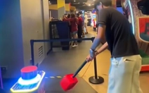 Một cú gõ búa, chàng trai làm cả trung tâm thương mại 'rung chuyển'