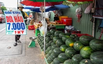 Cam sành, dưa hấu, thanh long, xoài... rớt giá thê thảm, điểm bán đổ thành đống