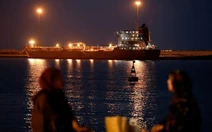 Mỹ tạm dỡ bỏ lệnh trừng phạt đối với dầu mỏ Iran trên biển