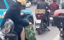 Dừng chờ đèn đỏ bạn nhìn đèn, xem điện thoại, lặt rau hay nhìn đôi chân người khác?