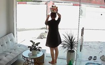 Nhân viên năng nổ ôm mèo thần tài ra trước cửa, đứng vẫy khách khi tiệm vắng