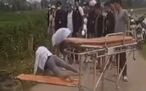 Thanh niên nằm im trên bờ đê làm người dân hốt hoảng gọi cấp cứu