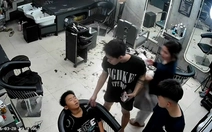 Chủ tiệm cắt tóc hú hồn hú vía khi khách ngồi ngủ say như chết
