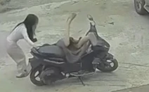 Cô gái ngã sấp mặt vì bận 'lo lắng' cho người bên cạnh