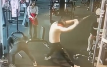 Hai thanh niên đọ sức kéo tạ trước người đẹp