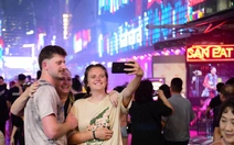 Muốn kiếm bộn tiền từ kinh tế đêm, TP.HCM cần bán gì cho khách sau 18h?