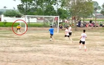 Thủ môn bỏ khung thành trống nhưng đối thủ vẫn không ghi được bàn