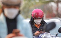 Thì ra dừng đèn đỏ người ta làm 1.001 chuyện, ngắm mây trời, ngắm giày, ngắm nhà, vặn vẹo cơ thể...