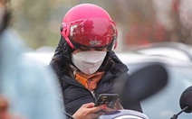 Thì ra dừng đèn đỏ người ta làm 1.001 chuyện, ngắm mây trời, ngắm giày, ngắm nhà, vặn vẹo cơ thể...