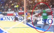 VĐV điền kinh 'đo đất' giữa đường chạy 1.000m vì sào rơi trúng người