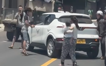 Ép taxi chở vợ dừng giữa đường, dùng gậy sắt đập xe
