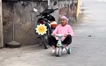 Cụ bà 88 tuổi đạp xe đồ chơi đi mua trầu cau