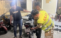 Trộm xe máy rồi che biển số, đang đi tiêu thụ thì gặp cảnh sát giao thông