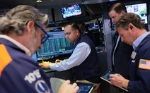 Đọc nhanh 27-3: Giá dầu vọt lên, chứng khoán Mỹ 'rơi' hơn 500 điểm, dự báo VN-Index