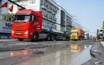 Đường Bến Nghé xuất hiện nhiều 'ổ voi', hàng trăm xe container chật vật vào cảng Tân Thuận