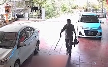 Cú sốc đầu đời của con gái khi bị gà đuổi và cái kết cả nhà có bữa ăn