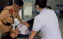 Cảnh sát giao thông dùng xe đặc chủng đưa nữ sinh bị ngất xỉu bên đường đi cấp cứu
