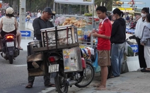 Hàng rong vẫn 'tung hoành' trên đường du lịch ven biển Đà Nẵng